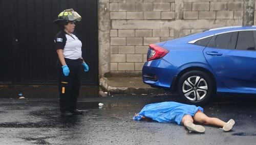 Una mujer muri&oacute; tras ser atacada a balazos esta tarde. (Foto: Bomberos Voluntarios)