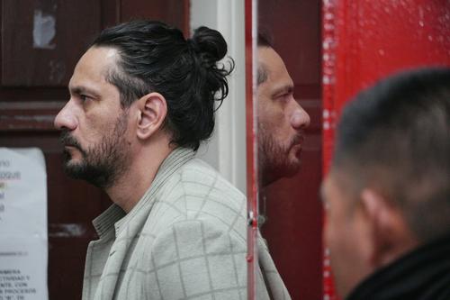 Julio Leonardo Gir&oacute;n acusado del asesinato del odont&oacute;logo Julio Mart&iacute;nez, fue sorprendido con tel&eacute;fonos celulares en su bartolina. (Foto: Wilder L&oacute;pez/Soy502)