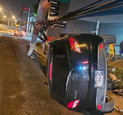 El primer percance dej&oacute; un veh&iacute;culo semi volcado y un poste el&eacute;ctrico a baja altura. (Foto: PMT)