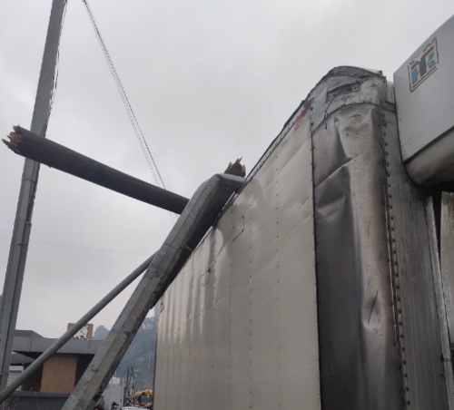 Un veh&iacute;culo arrastr&oacute; los cabes que estaban bajos y termin&oacute; botando otros postes. (Foto: PMT)
