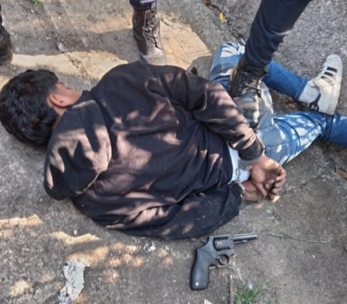 El hombre habr&iacute;a asaltado un bus momentos antes de su captura. (Foto: PNC)