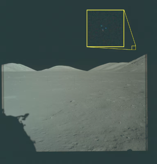 Una fotograf&iacute;a de la misi&oacute;n Apolo 17 muestra el paisaje lunar y una anomal&iacute;a destacada de tres "puntos" en formaci&oacute;n triangular en el cielo. (Foto: NASA/Pent&aacute;gono)