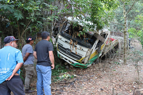 El cami&oacute;n involucrado cay&oacute; en una hondonada tras la colisi&oacute;n. (Foto: Julio Bala/Colaborador)