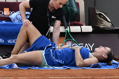Sabalenka necesit&oacute; atenci&oacute;n m&eacute;dica durante el tercer set y termin&oacute; eliminada en la capital italiana. (Foto: AFP)