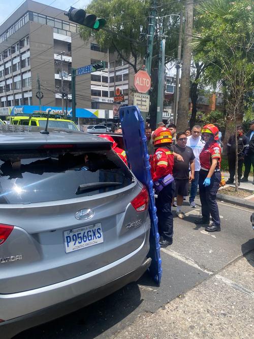 Socorristas trasladaron a la v&iacute;ctima hacia el IGSS. (Foto: Bomberos Municipales)