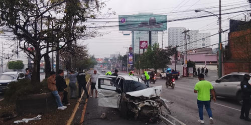 El transporte qued&oacute; varado contra v&iacute;a luego del choque. (Foto: PMT)