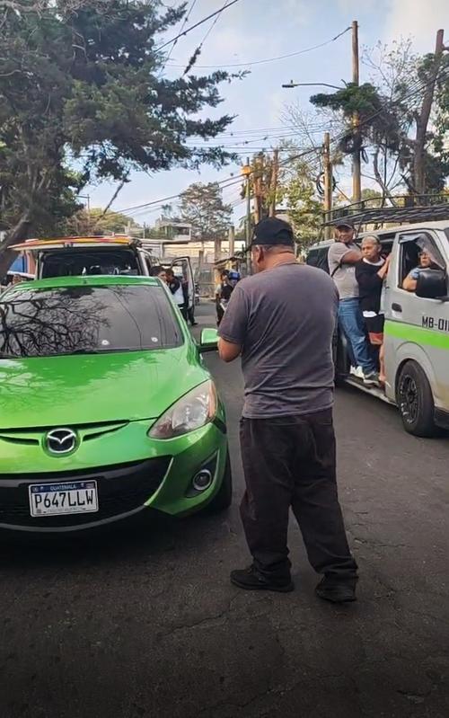 En la escena del crimen ha quedado un veh&iacute;culo y un hombre sin vida. (Foto: Bomberos Voluntarios)