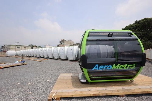 El material para los asientos de las cabinas es de acero inoxidable. El alcalde enfatiz&oacute; que se trata de los elementos visibles del sistema. (Foto: Municipalidad de Guatemala/Soy502)