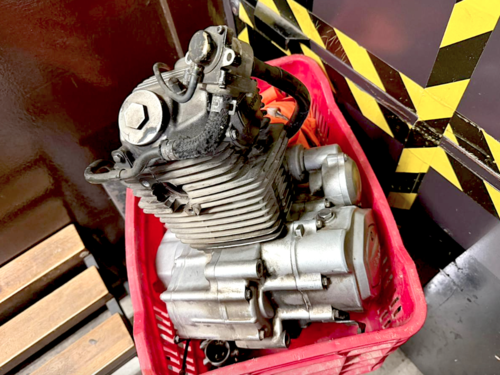 Fueron sorprendidos transportando un motor que le corresponde a una moto con reporte de robo. (Foto: PNC)