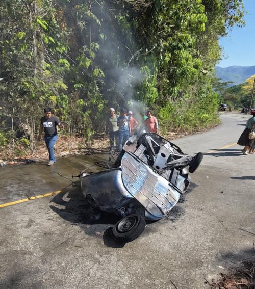 El tuctuc prendi&oacute; en llamas con las v&iacute;ctimas atrapadas en su interior. (Foto: Irma Tzi/Colaboradora)