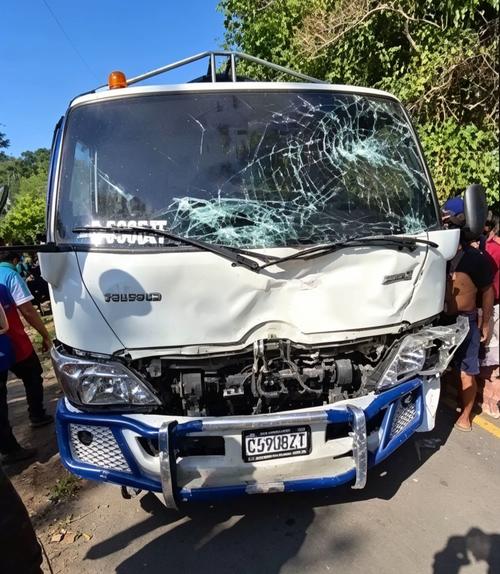 El incendio vehicular se origin&oacute; tras un fuerte choque con un cami&oacute;n. (Foto: Irma Tzi/Colaboradora)