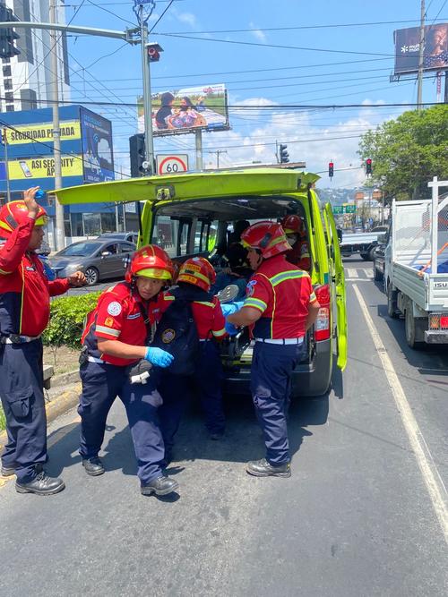 Socorristas han atendido a la v&iacute;ctima herida de bala. (Foto: Bomberos Municipales)