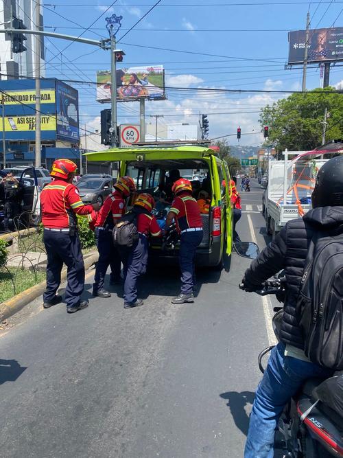 La v&iacute;ctima fue trasladada al Hospital Roosevelt. (Foto: Bomberos Municipales)