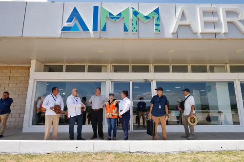 El presidente Bernardo Ar&eacute;valo, acompa&ntilde;ado de varios funcionarios, llev&oacute; a cabo una supervisi&oacute;n al aeropuerto. (Foto: SCSP / Soy502)