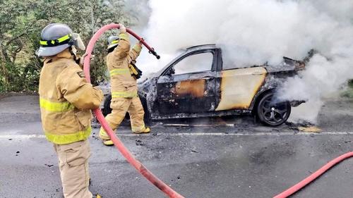 La camioneta agr&iacute;cola qued&oacute; destruida tras el incendio. (Foto: Redes sociales)