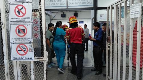 El motorista falleci&oacute; en su ingreso al Hospital General San Juan de Dios. (Foto: Bomberos Municipales)