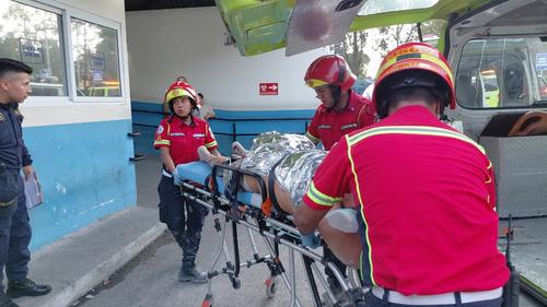 El piloto herido fue trasladado al Hospital Roosevelt. (Foto: Bomberos Municipales)