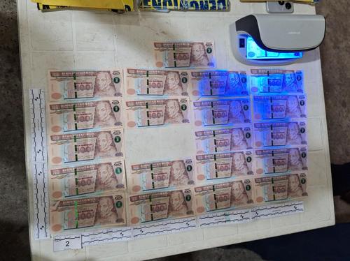 Los agentes localizaron billetes falsificados que sumaban Q3 mil 240. (Foto: PNC)