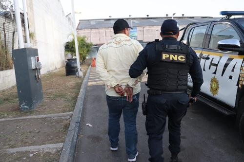 Agentes policiales detuvieron a Jerem&iacute;as "N", luego que no supiera justificar la cantidad elevada de dinero que transportaba. (Foto: PNC)