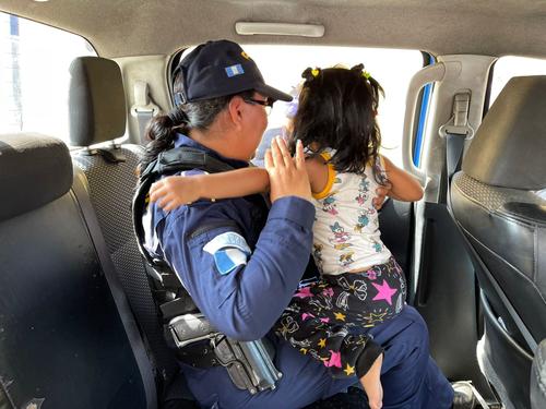 La ni&ntilde;a de 3 a&ntilde;os fue rescatada sana y salva por las autoridades. (Foto: PNC)