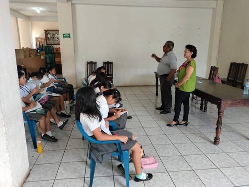Alumnos de diferentes centros tambi&eacute;n visitan la biblioteca, con el fin de mantener viva el arte y cultura coatepecana. (Foto: Club Rotario Coatepeque)
