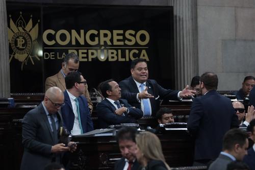 La fragmentaci&oacute;n entre bancadas obliga a constantes negociaciones en el Congreso. (Foto: Oscar Rivas/colaborador)