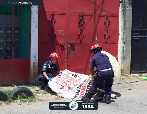 Una ni&ntilde;a de 13 a&ntilde;os falleci&oacute; en el lugar tras un ataque armado en la zona 10 de San Miguel Petapa. (Foto: Asonbomd)