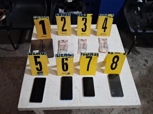 Adem&aacute;s del dinero falso, se localizaron tel&eacute;fonos celulares que fueron incautados como parte de la investigaci&oacute;n. (Foto: PNC)