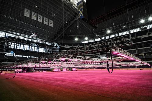 Son 18 estructuras con largos brazos met&aacute;licos conectados a la armaz&oacute;n superior del estadio.