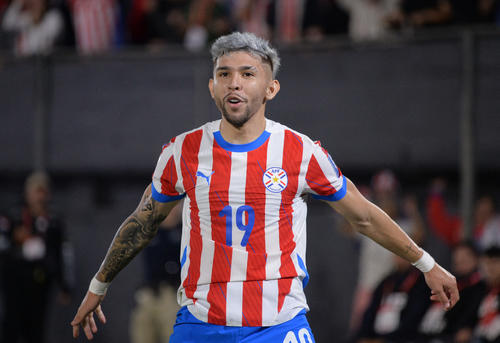 Enciso debut&oacute; en primera divisi&oacute;n a los 15 a&ntilde;os y lleg&oacute; a la selecci&oacute;n paraguaya absoluta a los 17.
