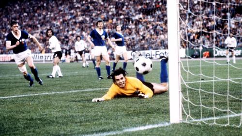 El alem&aacute;n Gerd M&uuml;ller estableci&oacute; r&eacute;cord al anotar 7 goles desde el interior del &aacute;rea en sus apariciones mundialistas. 