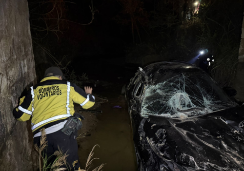 El autom&oacute;vil cay&oacute; desde un puente hacia un r&iacute;o; los ocupantes sobrevivieron con m&uacute;ltiples golpes. (Foto: CVB)