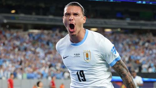 En 2019, debut&oacute; en la selecci&oacute;n absoluta contra Per&uacute;. Entr&oacute; al minuto 75 y solo 5 minutos despu&eacute;s marc&oacute; su primer gol con la Celeste.