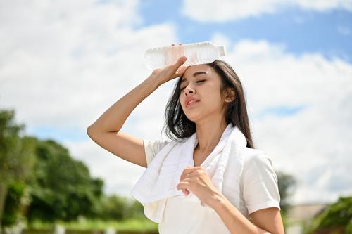 La hidrataci&oacute;n es importante para evitar los golpes de calor. (Foto: Shutterstock)