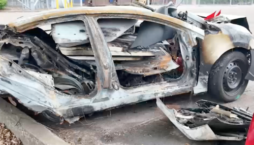 El veh&iacute;culo en el que se transportaban las guatemaltecas, se incendi&oacute; tras la colisi&oacute;n. (Foto: ABC 7 New York)