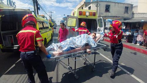 Las v&iacute;ctimas fueron atacadas a balazos por desconocidos. (Foto: Bomberos Municipales)