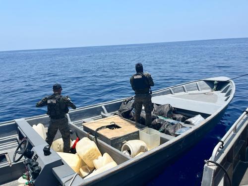 En bolsas pretend&iacute;an ocultar el cargamento. (Foto:  Ej&eacute;rcito de Guatemala)