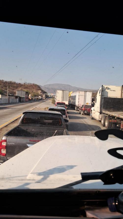 El tr&aacute;nsito se complico durante horas de la ma&ntilde;ana. (Foto: RRSS)