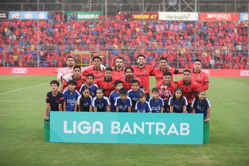 El once inicial de los ediles que est&aacute;n m&aacute;s cerca que nunca de su t&iacute;tulo 33. (Foto: Juan Mijangos / Nuestro Diario) 
