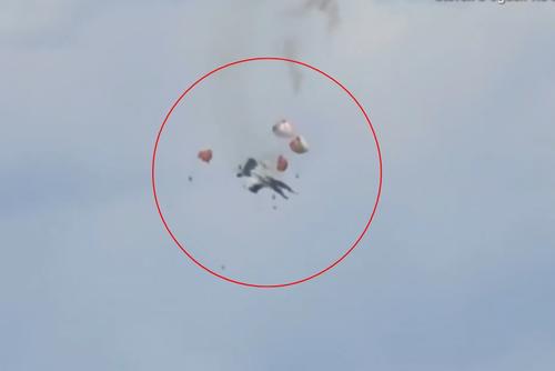 El accidente ocurri&oacute; mientras las aeronaves realizaban una demostraci&oacute;n a&eacute;rea y los cuatro tripulantes lograron ponerse a salvo antes de la explosi&oacute;n. (Imagen: captura de pantalla)