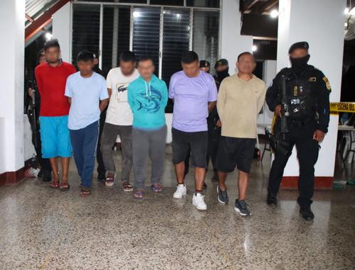 Seis presuntos narcotraficantes fueron capturados en el operativo. (Foto: PNC)