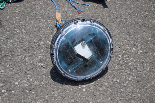 Dentro de la lancha se encontr&oacute; este GPS con el cual los capturados eran monitoreados. (Foto: PNC)
