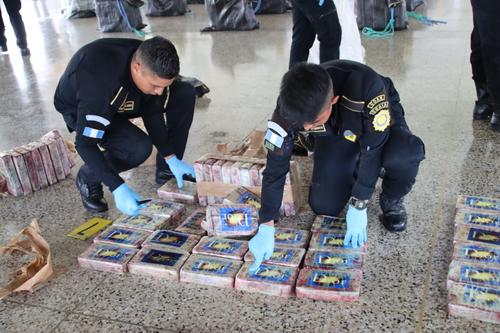 Autoridades decomisaron 1 mil 788 kilos de coca&iacute;na valorada en Q243 millones. (Foto: PNC)