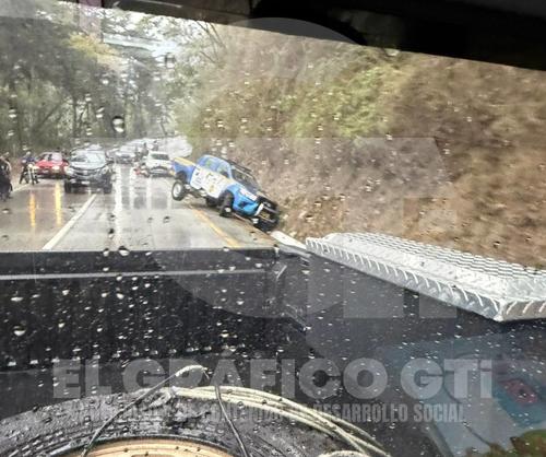 Una patrulla derrap&oacute; en la bajada de Las Ca&ntilde;as debido a las lluvias. (Foto: Gr&aacute;fico GT)