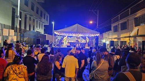 Previo al inicio de los festejos, una banda ameniz&oacute; en el escenario que colocaron frente a la sede central del MP. (Foto: Estuardo Paredes / Colaborador)