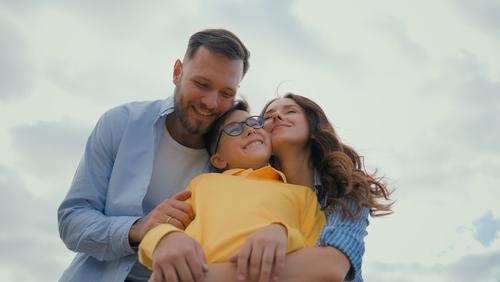 La iniciativa busca reducir los tiempos de adopci&oacute;n y evitar la institucionalizaci&oacute;n prolongada de menores. (Foto ilustrativa: Shutterstock)
