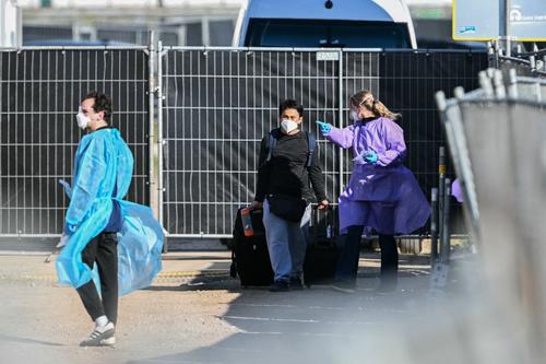 Personal m&eacute;dico recibi&oacute; a la tripulaci&oacute;n tras llegar al puerto. (Foto: AFP)
