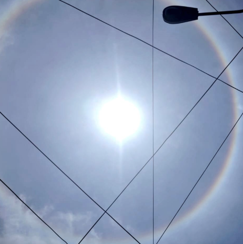 El halo se produce cuando los rayos de sol atraviesan cristales de hielo en la nubes altas. (Foto: Redes Sociales)