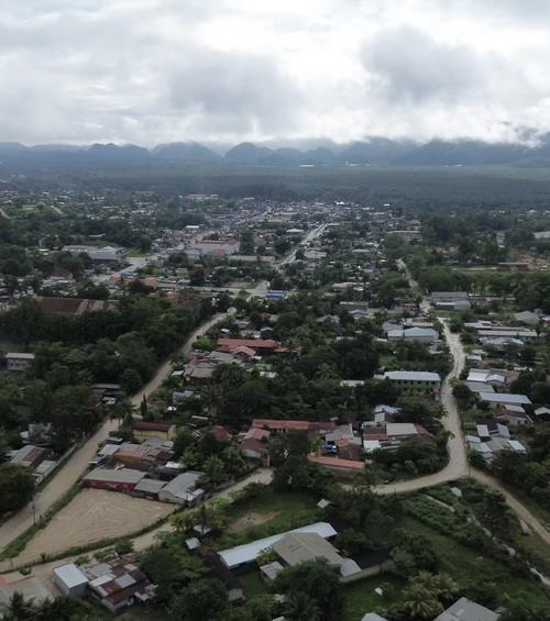 Desde el aire se observa la mezcla de naturaleza y comunidades en el municipio. (Foto: R&iacute;o Dulce Vlogs)
