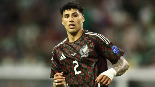 En su infancia, los m&aacute;ximos referentes de S&aacute;nchez en el f&uacute;tbol fueron los laterales brasile&ntilde;os Marcelo y Dani Alves.